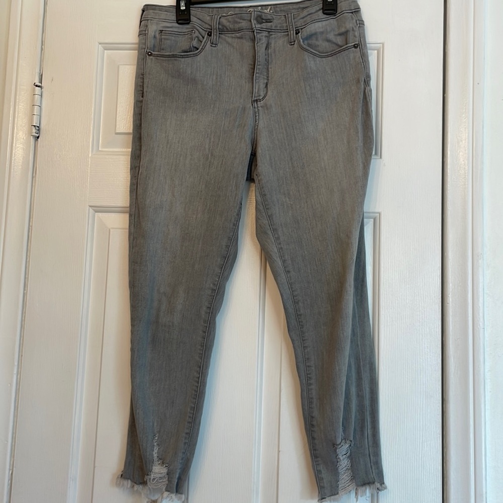 Universal Thread Jeans. Stretchy size 12R/31. Cute ripped like detail on bottom